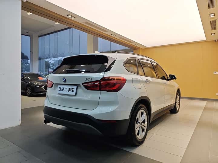BMW X1 2016 s Drive 18 Li — фото 30