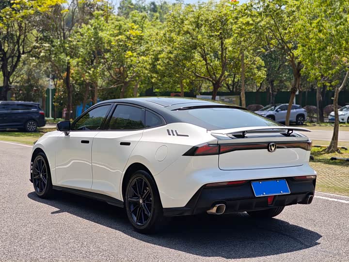 Changan UNI-V 2023 1.5 T Premium — фото 4