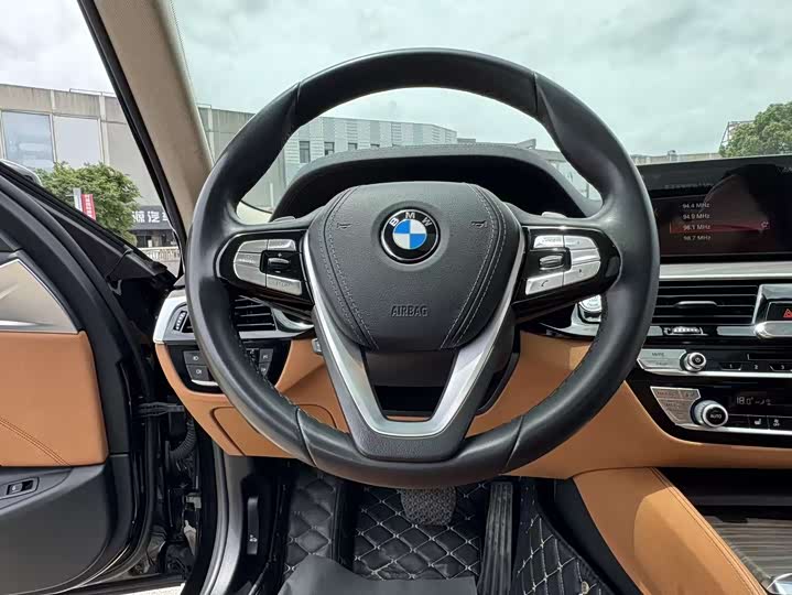 BMW 5-Series 2019 530 Li Leading — фото 36