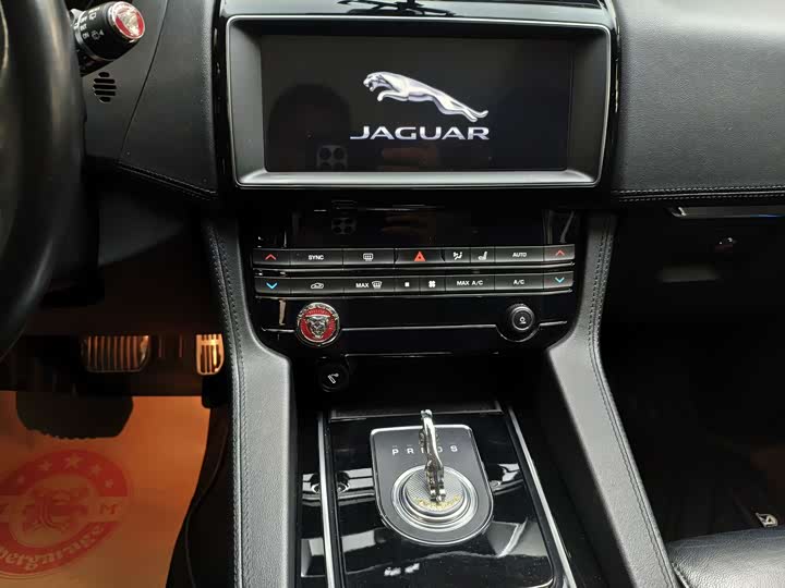 Jaguar F-PACE 2018 2.0 T 4 WD — фото 12