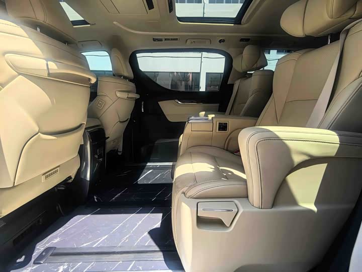 Toyota Alphard — фото 11