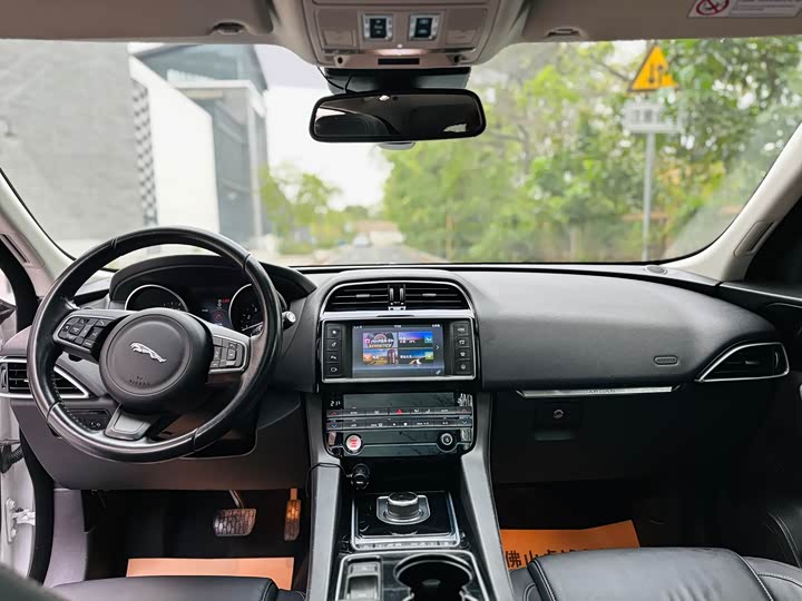 Jaguar F-PACE 2018 2.0 T 2 WD — фото 20