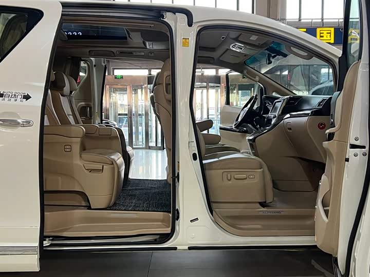 Toyota Alphard — фото 26