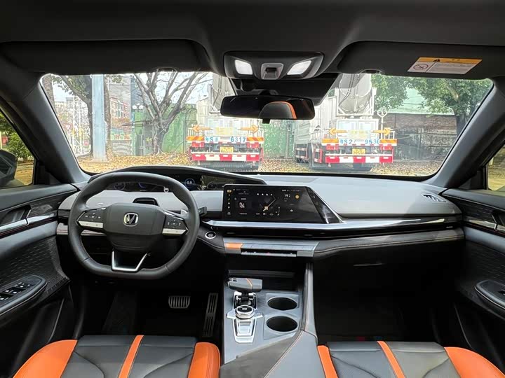 Changan UNI-V 2024 1.5 T Premium — фото 8