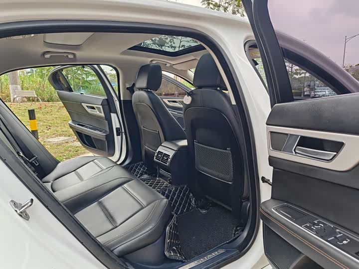 Jaguar XEL 2018 2.0 T 200 PS — фото 15