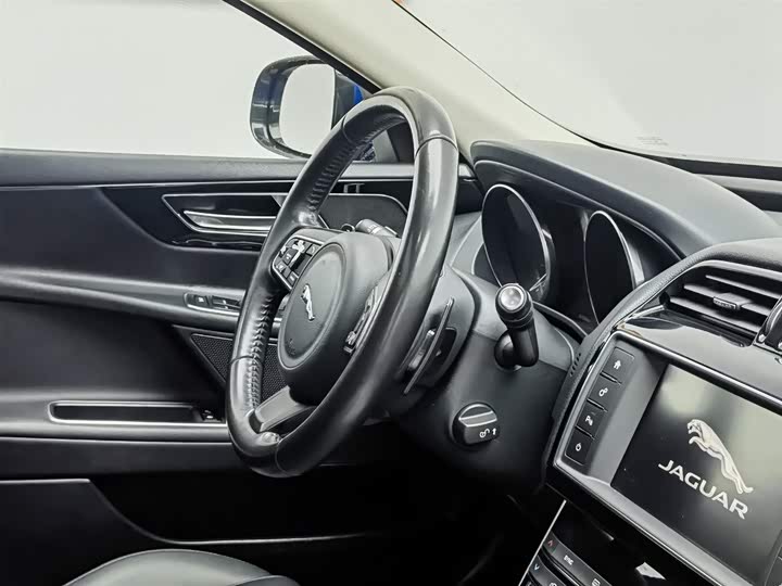 Jaguar XEL 2018 2.0 T 200 PS — фото 22
