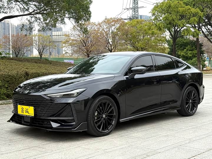 Changan UNI-V 2023 1.5 T — фото 1