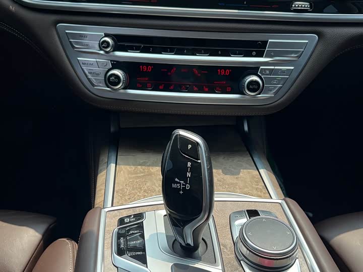 BMW 7 Series 740Li продвинутая люкс-пакет — фото 4