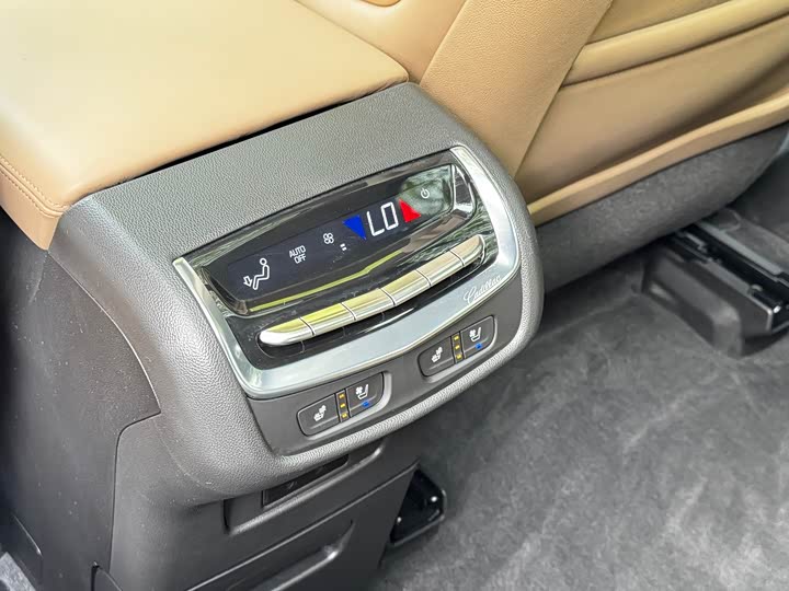 Cadillac XT6 2025 2.0 T 4 WD — фото 12