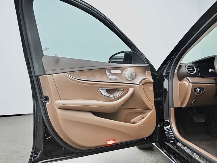 Mercedes-Benz E-Class 2022 E 300 L Luxury — фото 23
