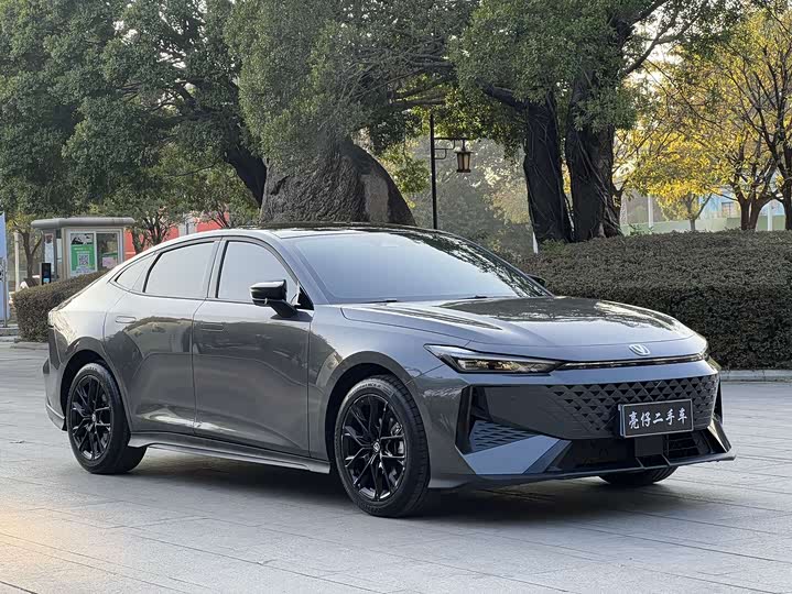 Changan UNI-V 2024 1.5 T Premium — фото 3