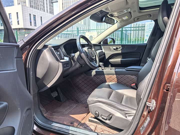 Volvo XC60 2018 T 5 4 WD — фото 9