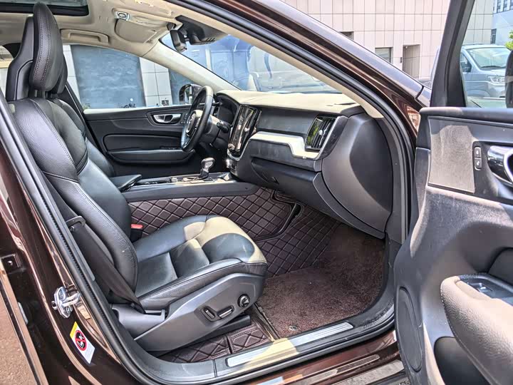 Volvo XC60 2018 T 5 4 WD — фото 10