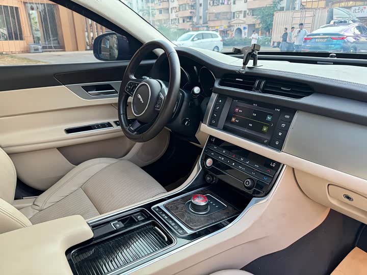 Jaguar XFL 2017 XFL 2.0 T 240 PS — фото 13