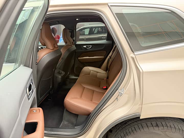 Volvo XC60 2025 B 5 4 WD — фото 10
