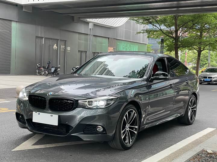 BMW 3-Series 2019 330i x Drive M — фото 1