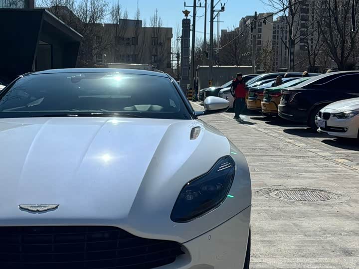 Aston Martin DB11 2019 4.0 T V 8 Coupe — фото 4