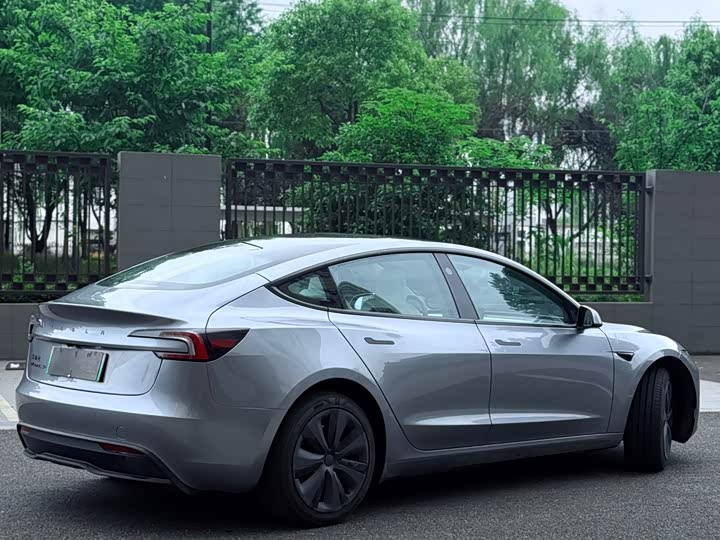 Tesla Model 2025 — фото 10