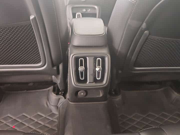 Volvo XC40 2025 B 4 WD — фото 16