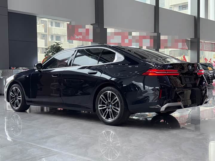 BMW 5-Series 2024 530 Li Leading M — фото 11