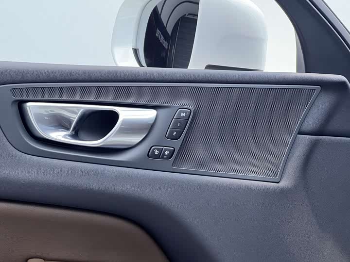 Volvo XC60 2023 B 5 4 WD — фото 13