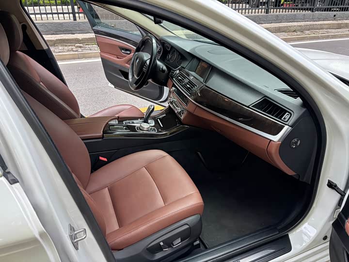 BMW 5-Series 2017 525 Li Leading — фото 9