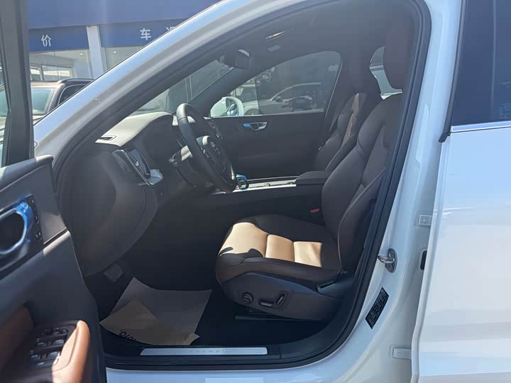Volvo XC60 2023 B 5 4 WD — фото 11