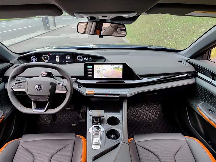 Changan UNI-V 2023 1.5 T Premium — фото 10