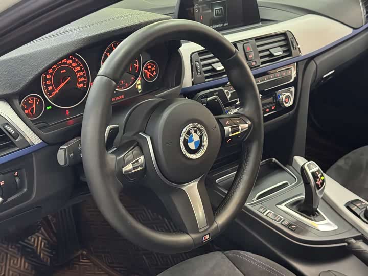 BMW 3-Series 2018 320i M — фото 11