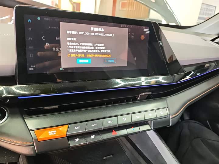 Changan UNI-V 2023 1.5 T Premium — фото 13