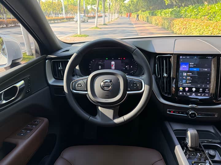 Volvo XC60 2023 B 5 4 WD — фото 4