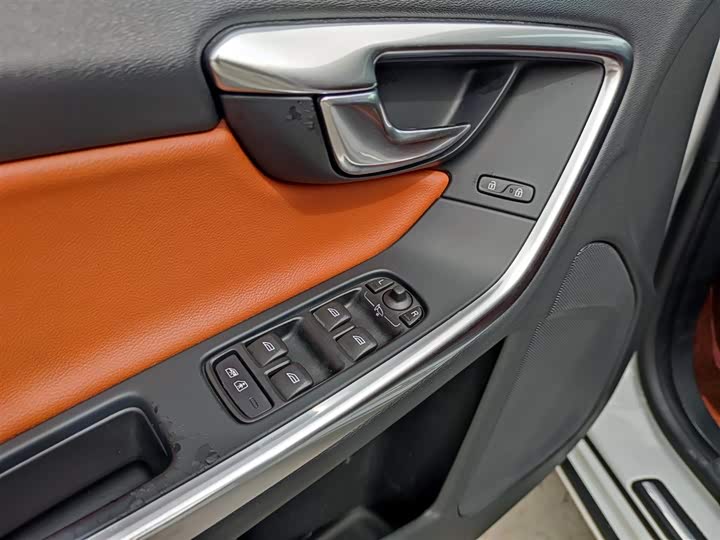 Volvo V60 2015 T 5 — фото 15