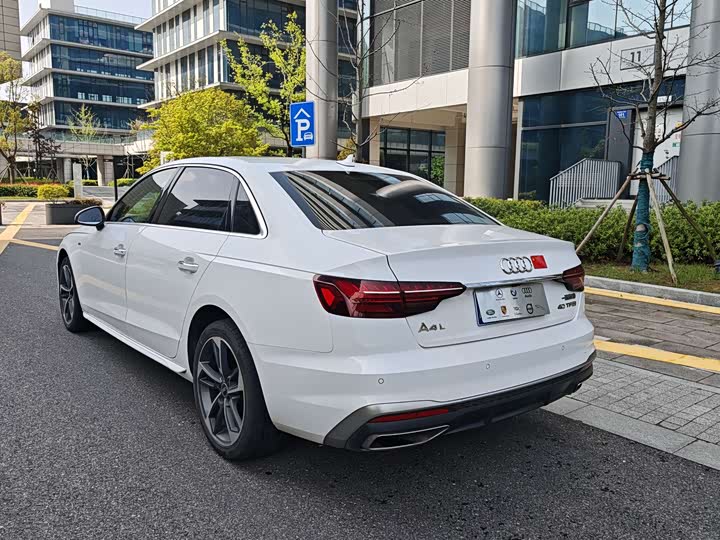 Audi A4L 40 TFSI люкс-динамик — фото 7