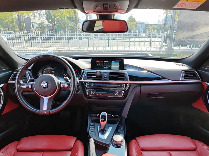 BMW 3-Series 2019 320i M — фото 11
