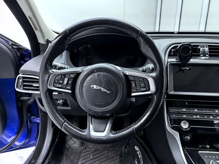 Jaguar XEL 2018 2.0 T 200 PS — фото 13