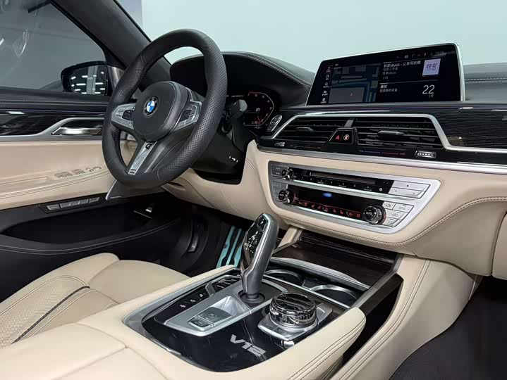 BMW 7-Series 2017 M 760 Li x Drive — фото 12