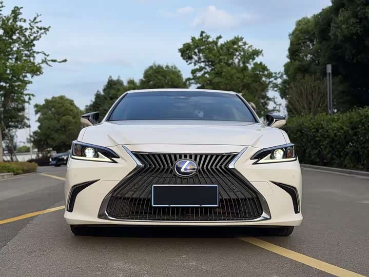 Lexus ES 300h экселленс V — фото 2