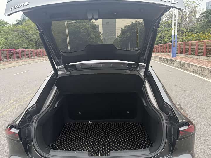 Changan UNI-V 2022 1.5 T Premium — фото 6