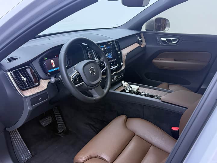 Volvo XC60 2023 B 5 4 WD — фото 8