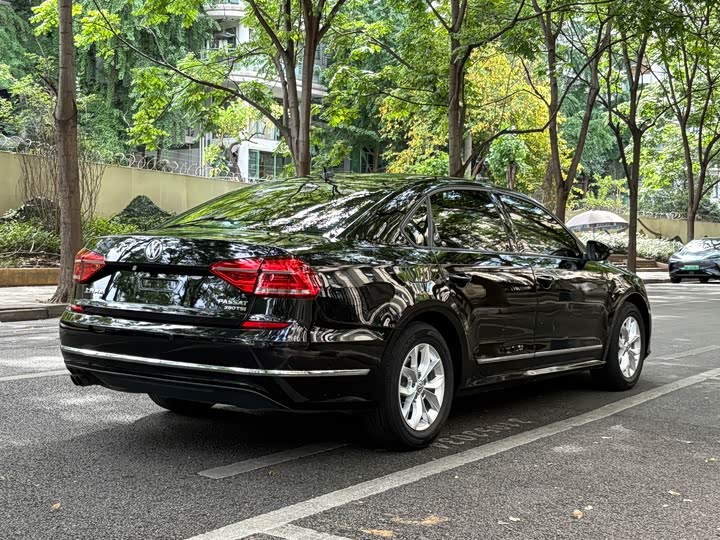 Volkswagen Passat — фото 13