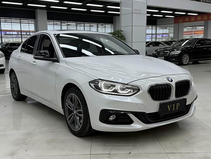 BMW 1-Series 2018 118i — фото 3