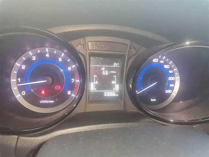Changan CS15 2016 1.5 L MT — фото 12
