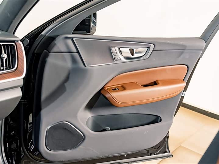 Volvo XC60 2025 B 5 4 WD — фото 14