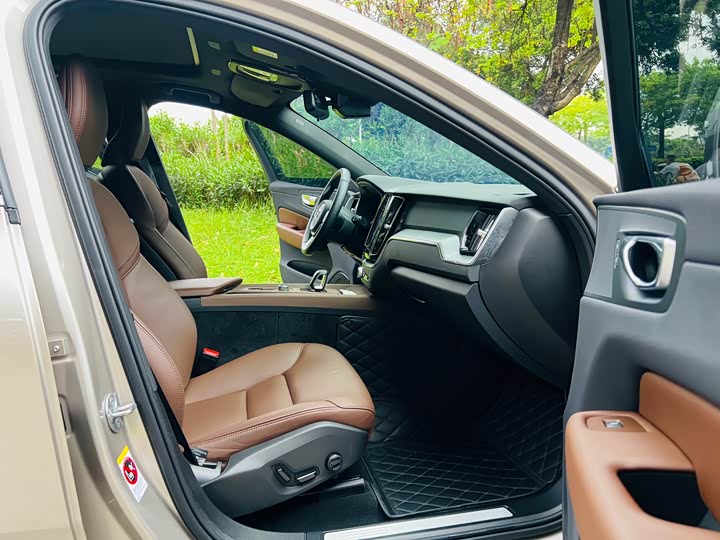 Volvo XC60 2025 B 5 4 WD — фото 11