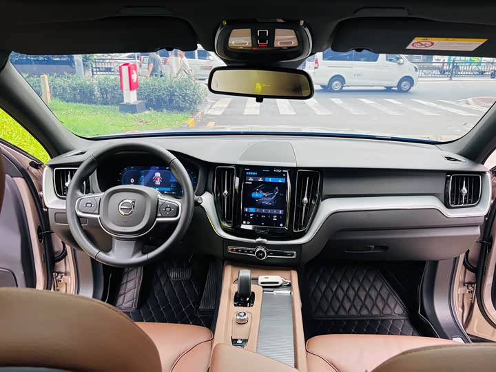 Volvo XC60 2025 B 5 4 WD — фото 16