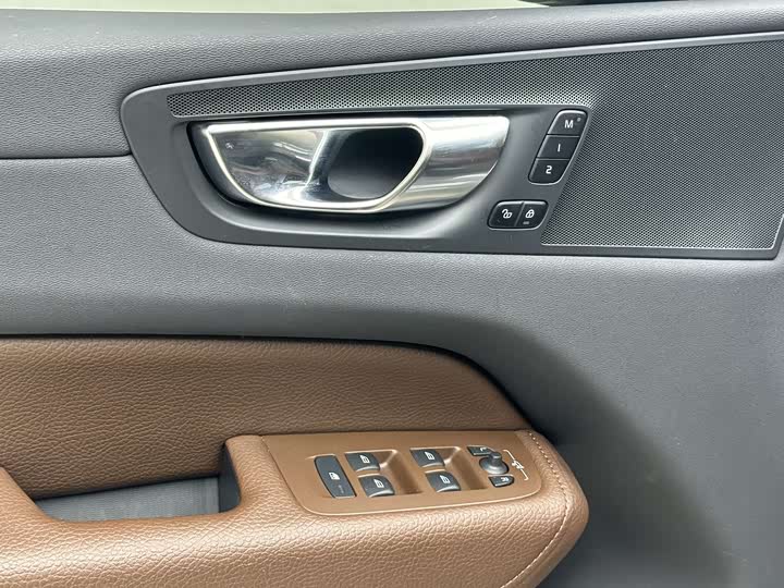 Volvo XC60 2022 B 5 4 WD — фото 8