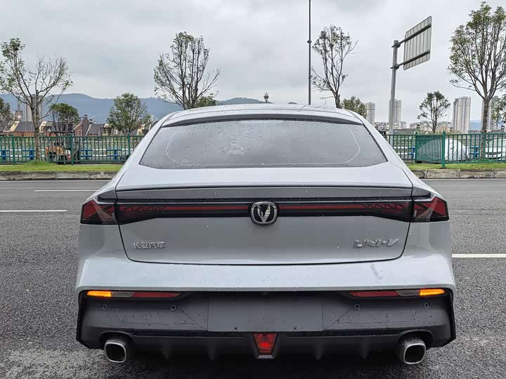 Changan UNI-V 2022 1.5 T Premium — фото 13