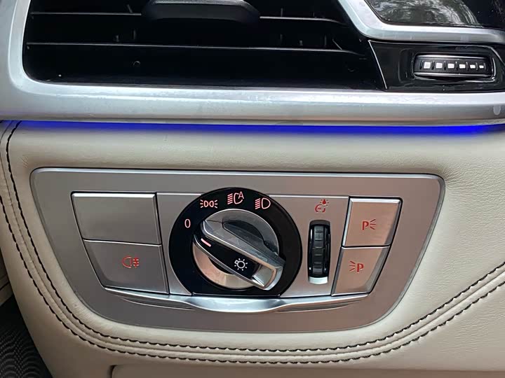 BMW 7-Series 2022 740 Li x Drive — фото 17