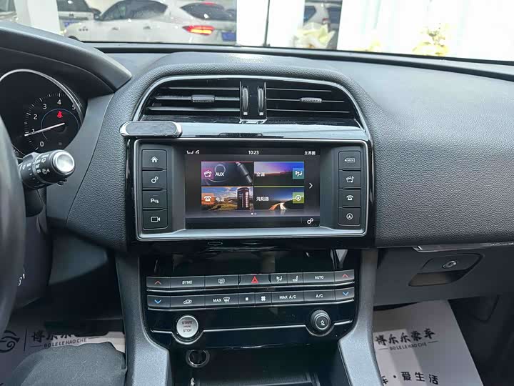 Jaguar F-PACE 2018 2.0 T 4 WD — фото 9