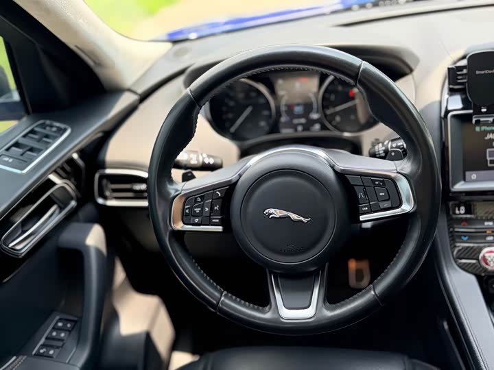 Jaguar F-PACE 2018 2.0 T 4 WD — фото 10